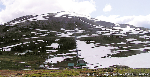 冬は雄大なスキー場となるハワードダグラス山（2850ｍ）